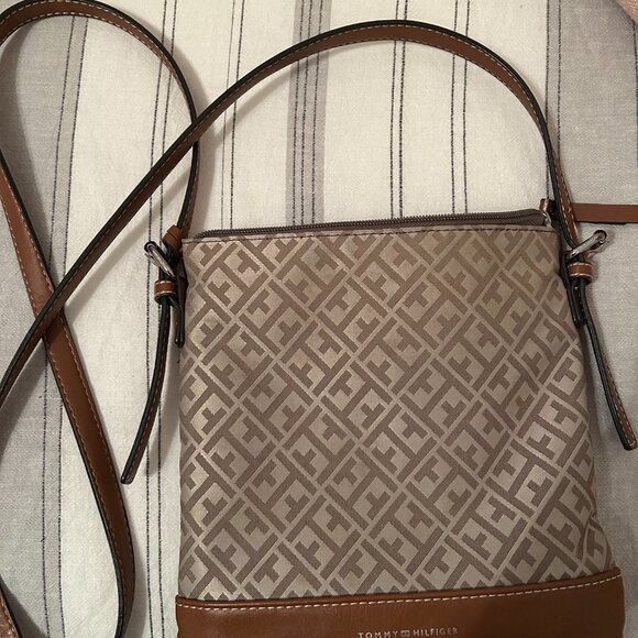 Tommy Hilfiger Cross Body Bag - Picture 1 of 10